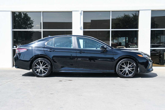 2023 Toyota Camry SE, photo 6 of 10