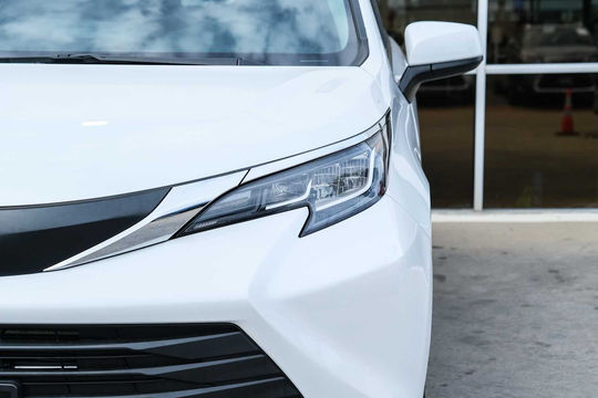 2022 Toyota Sienna XLE, photo 4 of 10