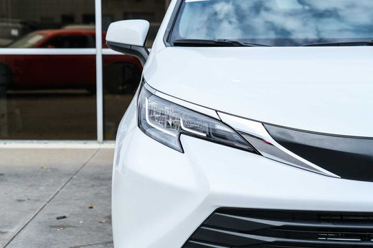 2022 Toyota Sienna XLE, photo 3 of 10
