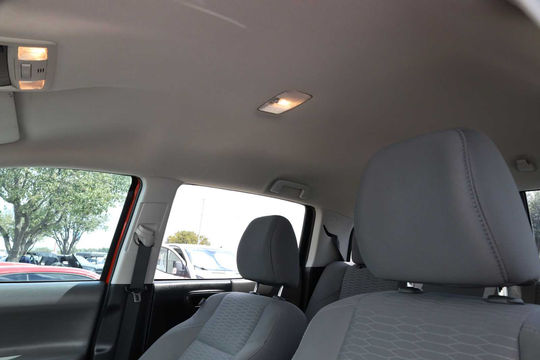 2017 Toyota Tacoma SR5, photo 5 of 10