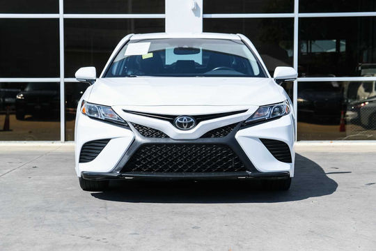 2020 Toyota Camry SE, photo 3 of 10