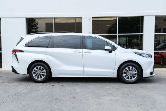2022 Toyota Sienna XLE, photo 6 of 10