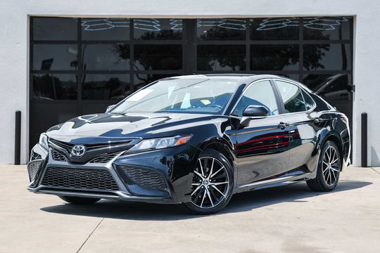 2023 Toyota Camry SE, photo 1 of 10