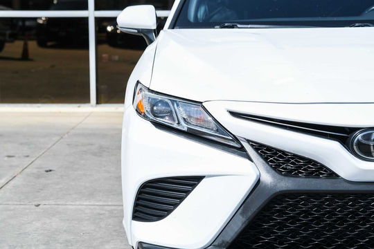 2020 Toyota Camry SE, photo 4 of 10