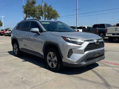 2022 Toyota RAV4 XLE, photo 4 of 8