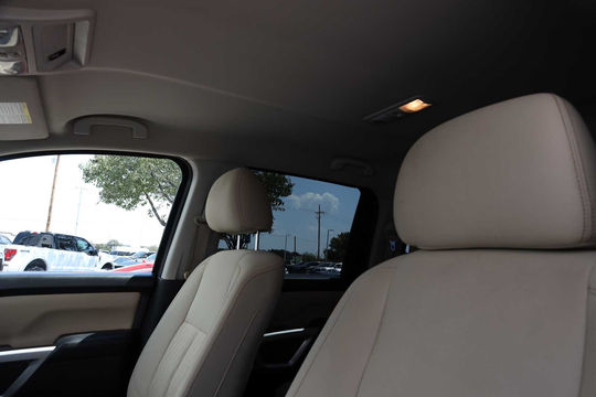 2017 Nissan Titan SV, photo 5 of 10