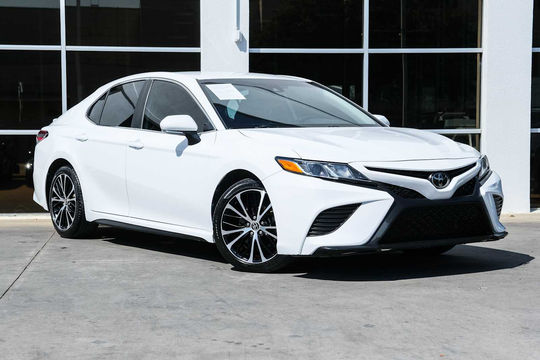 2020 Toyota Camry SE, photo 6 of 10