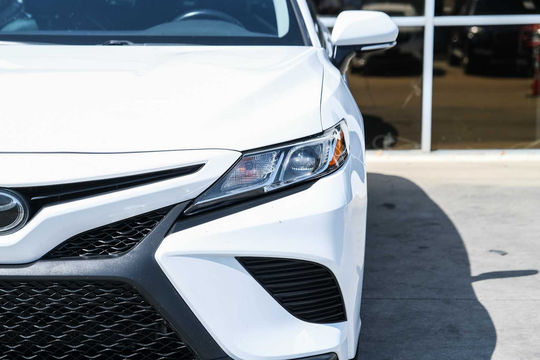 2020 Toyota Camry SE, photo 5 of 10