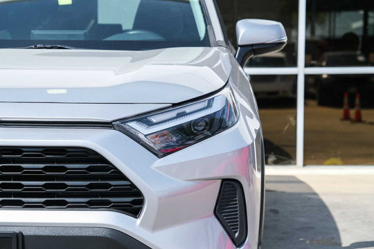 2022 Toyota RAV4 XLE, photo 4 of 10