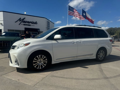 2019 Toyota Sienna XLE, photo 1 of 9