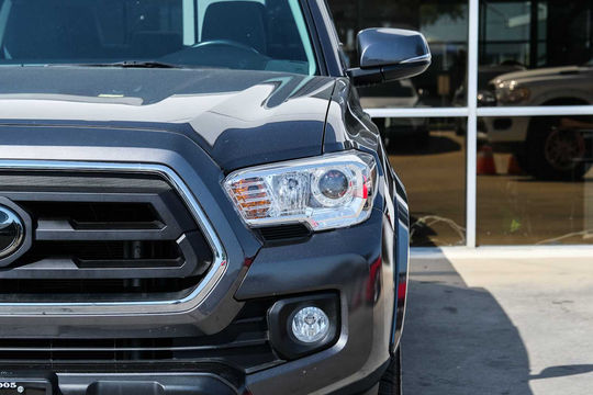 2022 Toyota Tacoma SR5, photo 4 of 10