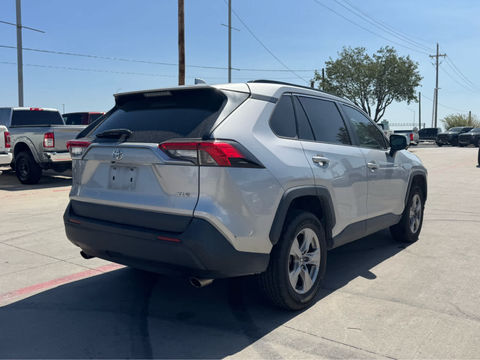 2022 Toyota RAV4 XLE, photo 3 of 8