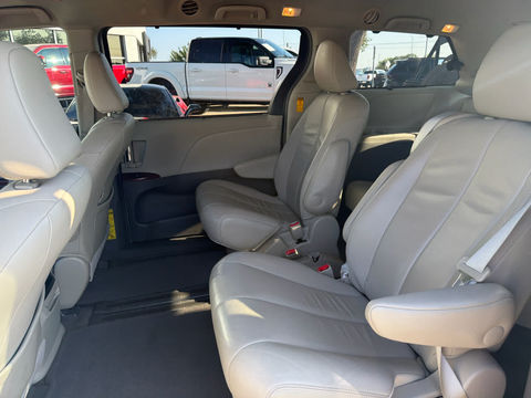 2014 Toyota Sienna XLE, photo 6 of 10