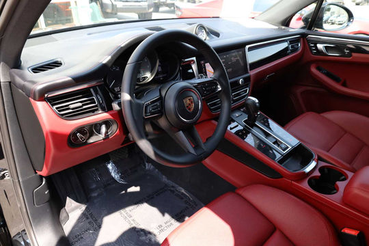 2025 Porsche Macan S, photo 3 of 10